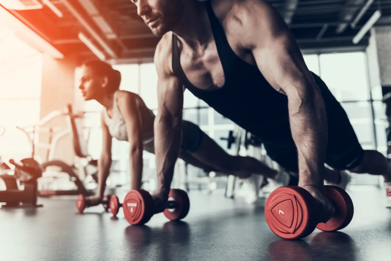 Training junger Männer und Frauen im Fitnessclub.