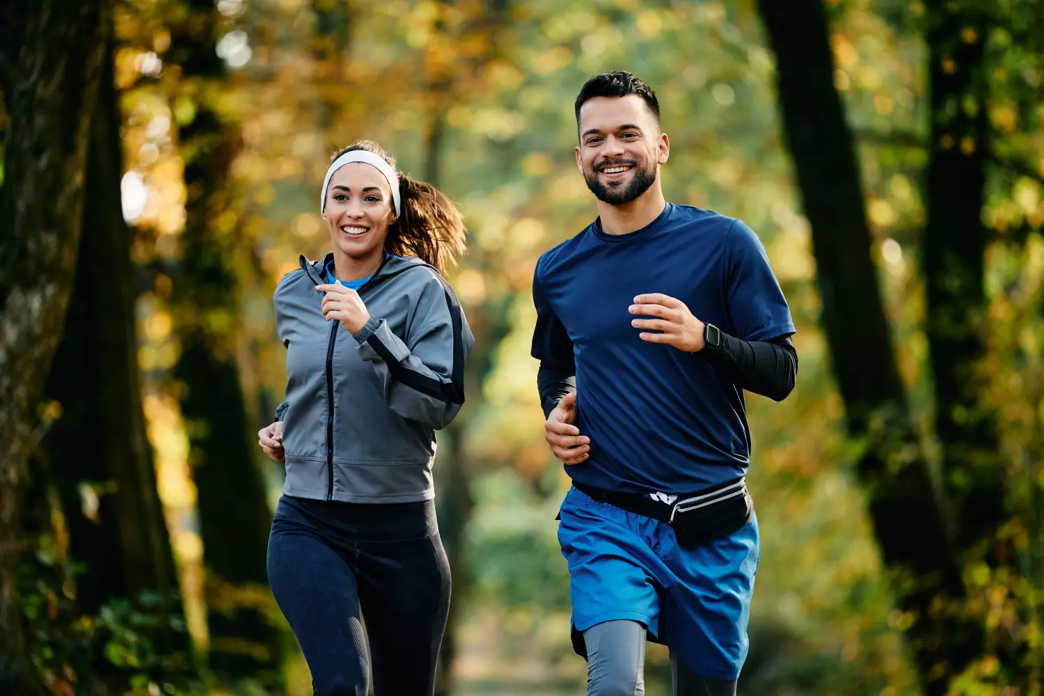 Glückliches Sportlerpaar, das in der Natur läuft.